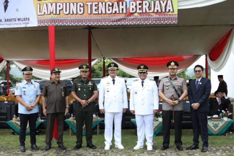 Kapolres Lampung Tengah Hadiri Upacara HUT Ke 76 Kabupaten Lampung Tengah Di Lapangan Merdeka Gunung Sugih