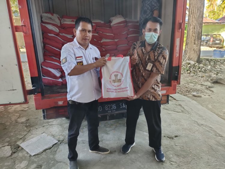 Presiden Jokowi Melalui Relawan Projo Sultra Salurkan 250 Paket Bansos Di Wakatobi