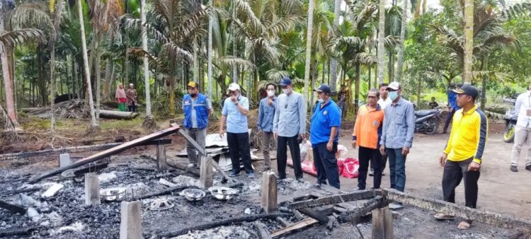 Tinjau Lokasi Kebakaran Di Senyerang, Bupati Anwar Sadat Serahkan BANSOS
