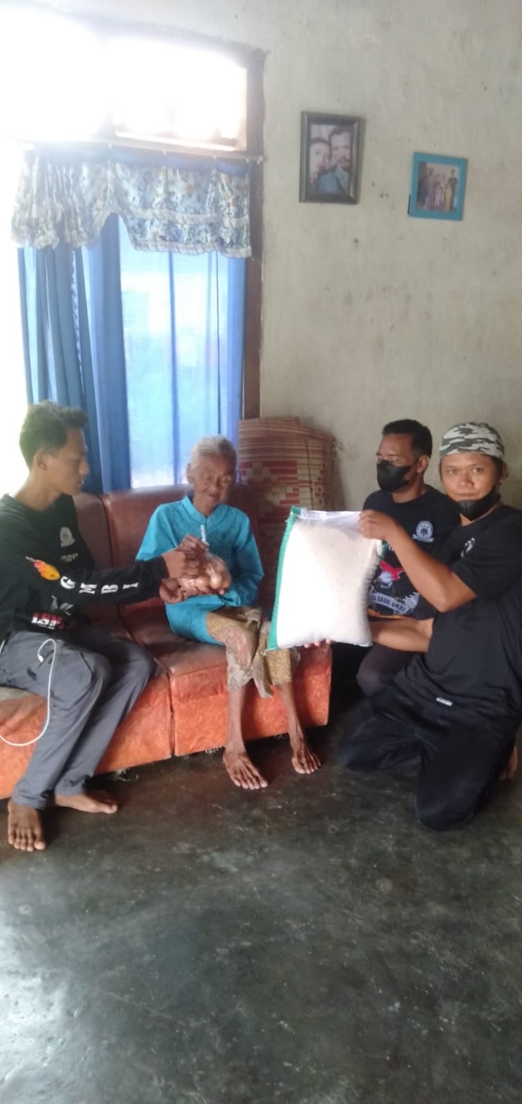 LSM GMBI KSM Merbau Mataram Kembali Aksi "GMBI PEDULI" Salurkan Bantuan Sembako Ke Lansia dan Jompo