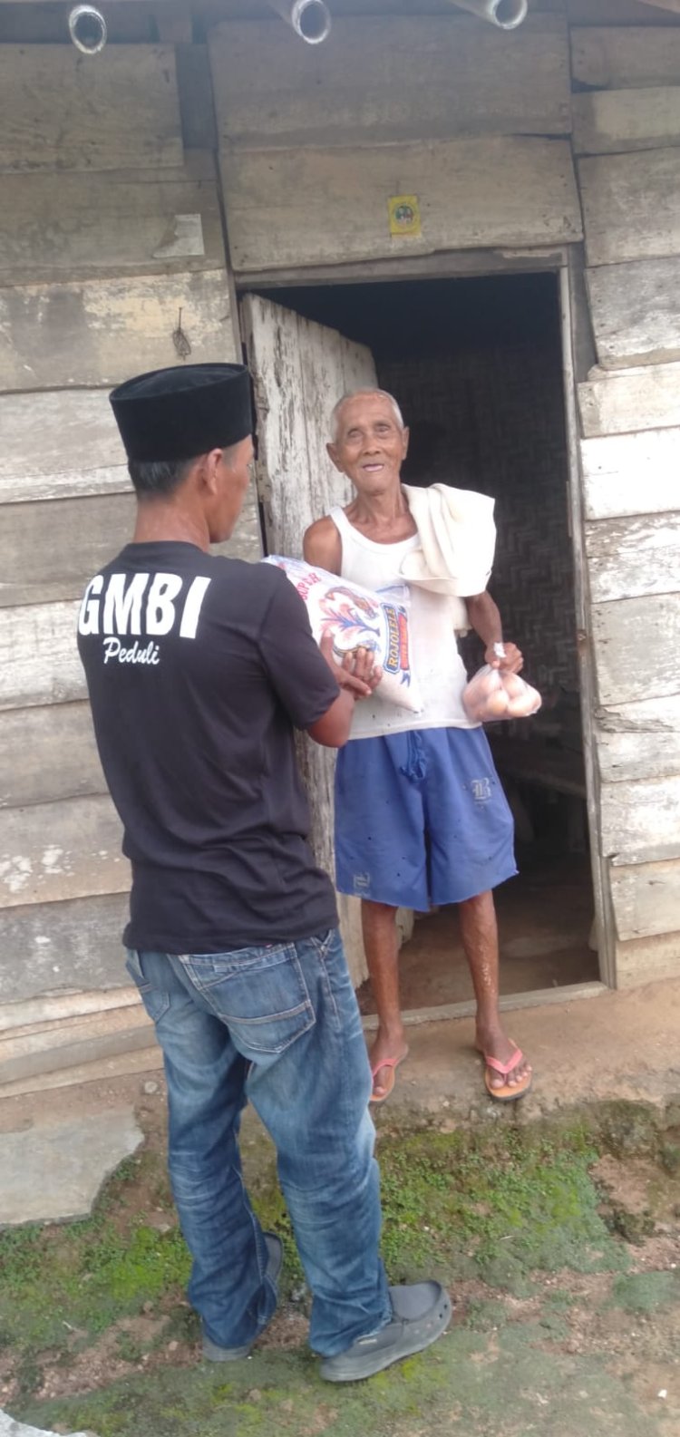LSM GMBI KSM Merbau Mataram di HUT Ke-20 "GMBI PEDULI" Salurkan Bantuan Sembako di Empat Desa