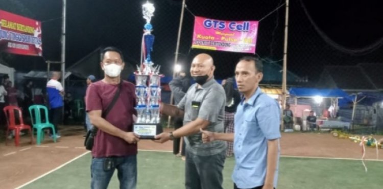 Tim Rimbun Juarai Grand Final Turnamen Bola Voli Seloretno Cup 2022, Dan Angkat Trofi Piala Bergilir