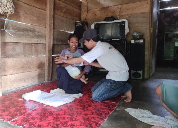 Pengurus Anak Cabang (PAC) Komunitas Maritim Indonesia (KOMMARI) Cukuh balak serahkan BPJS adik Rangga