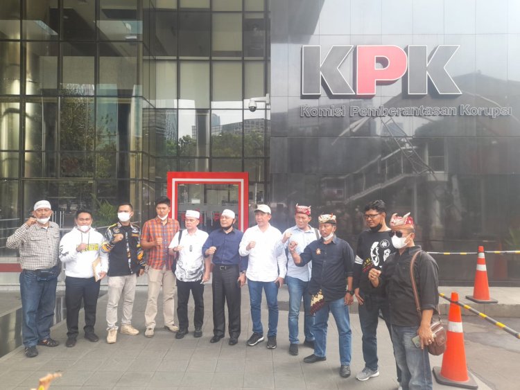 Massa Aksi AMHLS dan GMBI Dalam Orasinya Didepan Gedung KPK Meminta Bupati Lampung Selatan Nanang Ermanto Segera Di Proses Hukum