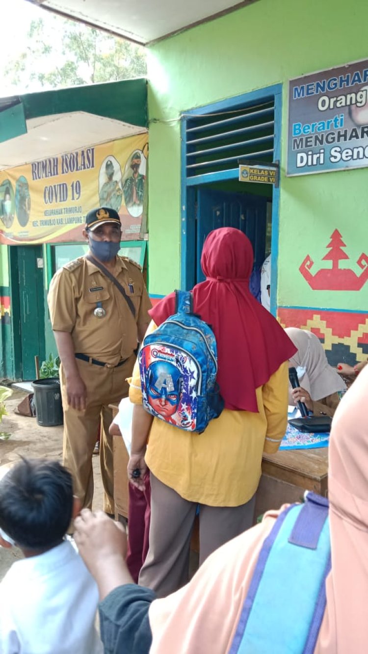 Lurah Trimurjo Pantau Kegiatan Vaksinasi COVID-19 Siswa Siswi Sekolah Dasar Negeri Di Kelurahan Trimurjo Kecamatan Trimurjo Kabupaten Lampung Tengah