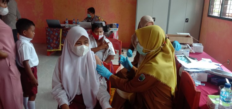 Ratusan Siswa SD Yang Berada di kecamatan Sidomulyo Melakukan Vaksinasi Covid-19 di SDN 01 Sukabanjar