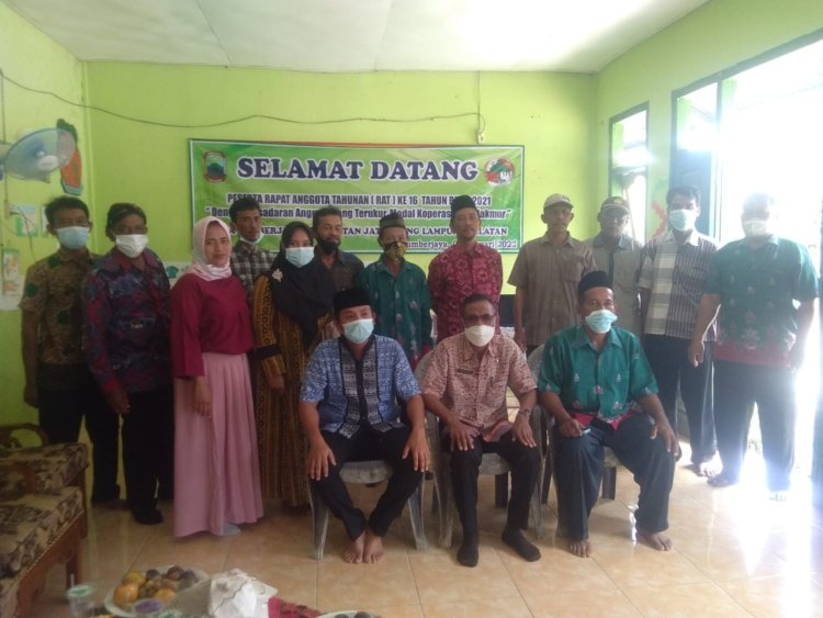 Kabid Koperasi dan UKM Kabupaten Lampung Selatan Membuka Rapat Anggota Tahunan (RAT) Koperasi Tri Jaya Family Desa Sumber Jaya Kecamatan Jati Agung