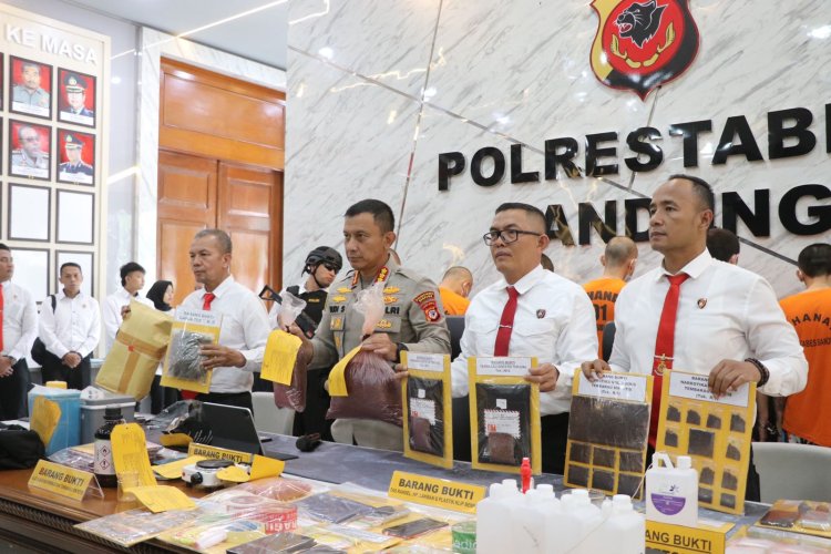 Satuan Reserse Narkoba Polrestabes Bandung telah membongkar pembuatan tembakau sintetis dan peredaran narkoba jenis ganja di Kota Bandung