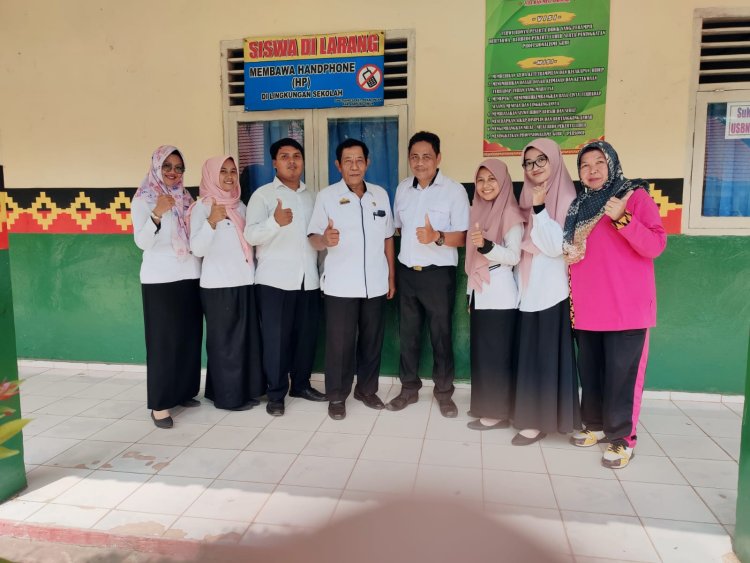Drs Suwarno memberi penilaian metode, SD N 2 Adijaya kecamatan pekalongan
