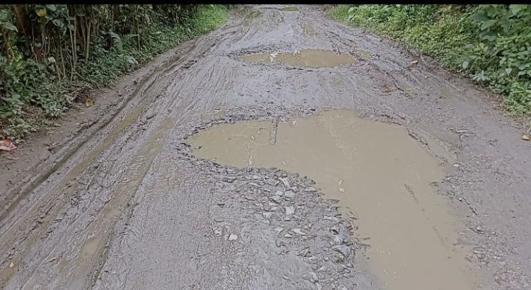 Akses Jalan Yang Berada Pada Kecamatan Huamual Depan, Kabupaten Seram Bagian Barat Hancur Amburadul  Seperti Kolam 