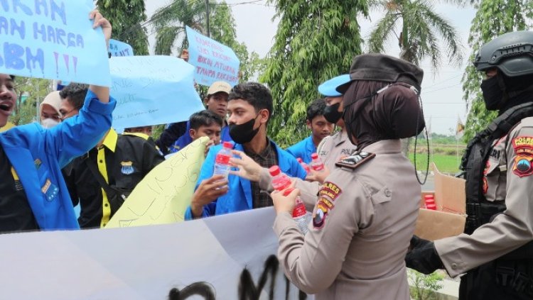 Unjuk Rasa Penolakan Harga BBM Mahasiswa PMII di Pemalang Diwarnai Aksi Simpatik Polisi