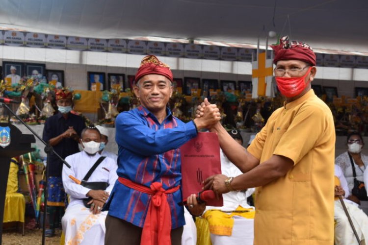 Wakil Gubernur Sulawesi Tenggara Melalui Staf Khususnya Serahkan Bantuan Pembinaan Umat Hindu di Kolaka Timur