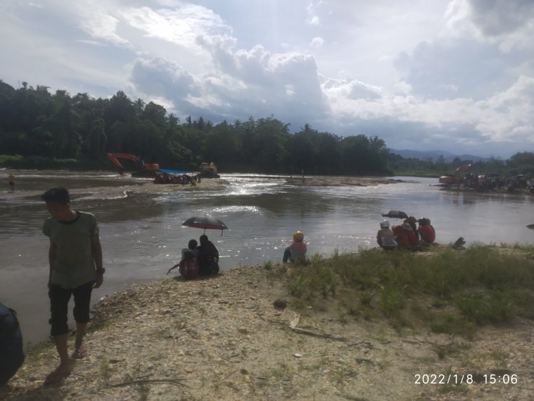 Sejumlah Exapator Dikerahkan Untuk Membantu Proses Pencarian Seorang Remaja Yang Terseret Arus Sungai Di Konawe