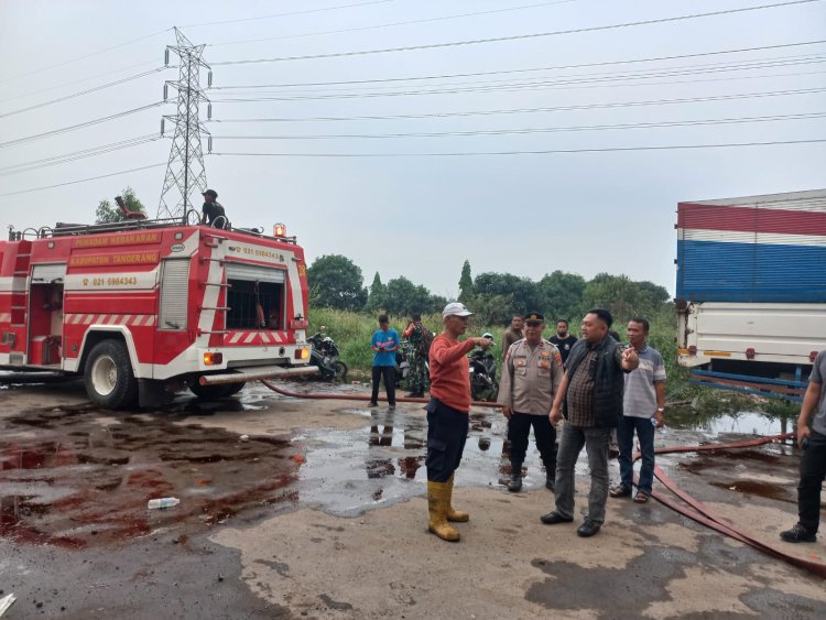 Personil Polsek Cikupa Di Terjunkan Untuk Pengaman Kebakaran Gudang Kopi Di Cibadak Cikupa