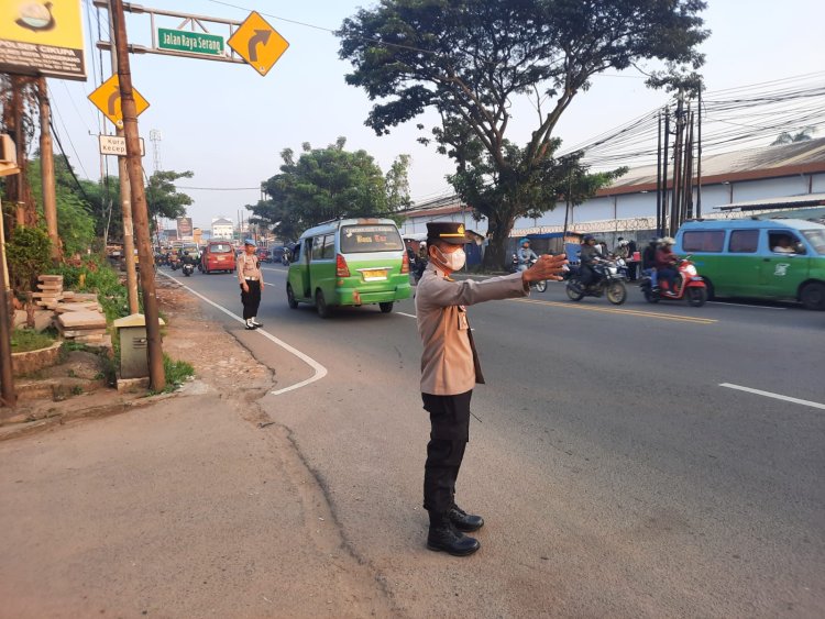 Polsek Cikupa, Kanit Propam Ipda Mahdi,SH Melakukan Pengawasan, Pengaturan Lalu Lintas Pada Pagi Hari Di Saat Beraktipitas Semua Masyarakat