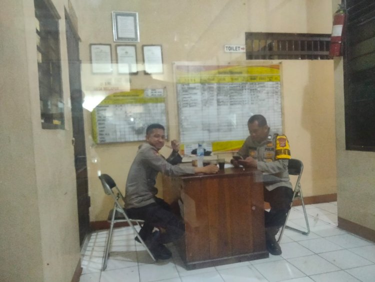 Personel Polsek Cikupa,Aiptu Mukhsodin Bersama Briptu Rohmat, Giat Rutin Piket Jaga Tahanan, Isi Buku Mutasi, Cek Ruang Tahanan, Pastikan Penjagaan Tahanan Berjalan Dengan Baik Juga Lengkap