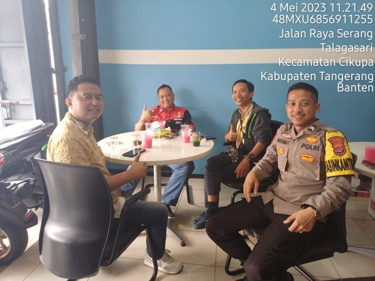 Briptu Rohmat Bhabinkamtibmas Polsek Cikupa Dengan Cara Sambang Jalin Silaturahmi Dengan TM Motor Bapa Dandi, Bapa Rio Warga Binaan Desa Talagasari Kecamatan Cikupa Tangerang