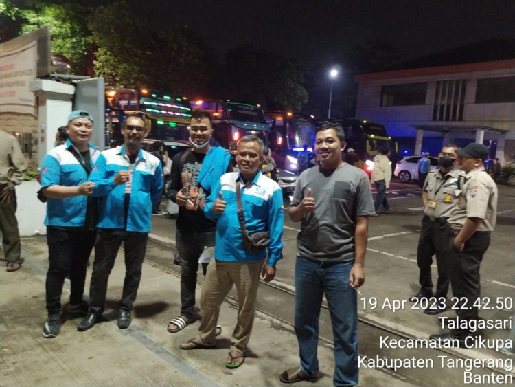 Kepolisian Polsek Cikupa Polresta Tangerang Pengamanan Kegiatan Mudik Geratis oleh keluarga Serikat Pekerja DPC SPN Kab. Tangerang.