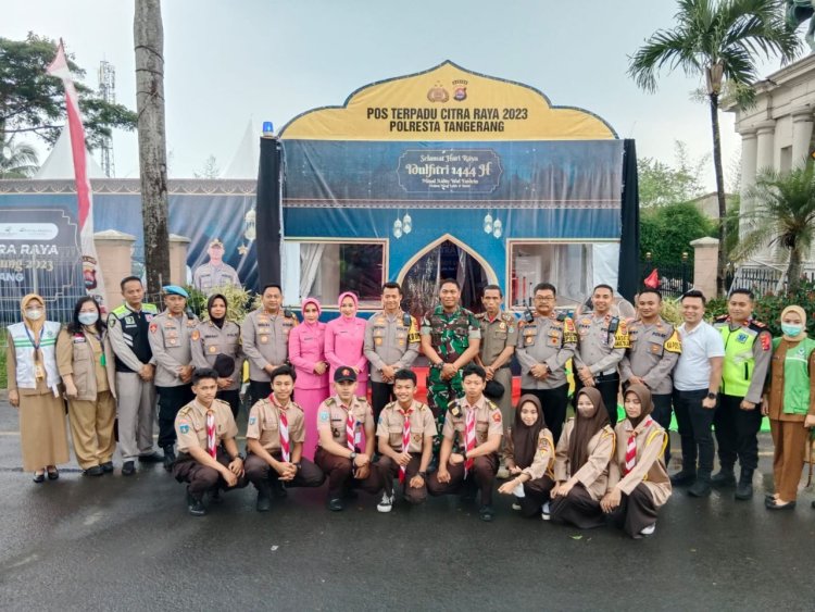 Wujud Kepedulian, Kapolresta Tangerang dan Ketua Bhayangkari Di Dampingi Kapolsek Cikupa Berikan Bantuan kepada Petugas Pospam Lebaran