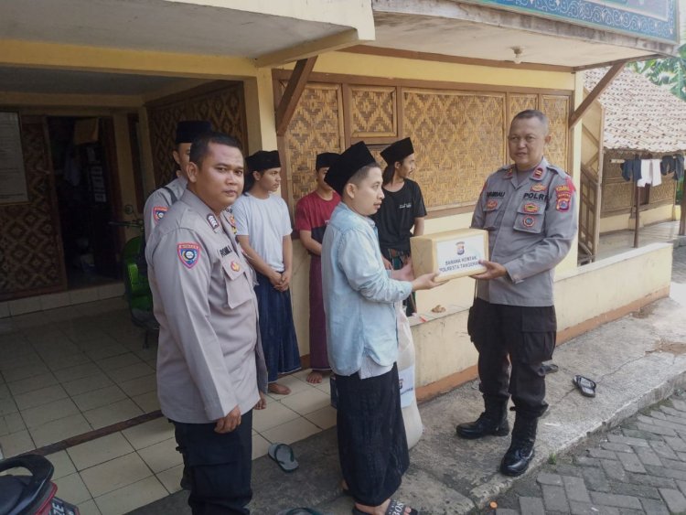 Bhabinkamtibmas melaksanakan giat *Kegiatan pemberian bantuan sembako ke Pesantren Salafi