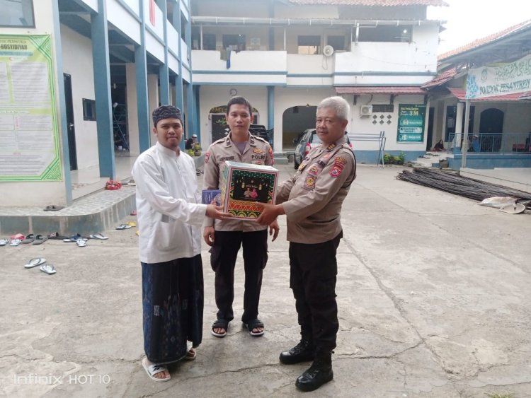 Giat Anggota Polsek Cikupa menyalurkan bingkisan paket lebaran dari Kapolresta Tangerang Kepada Tokoh Agama