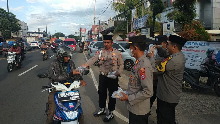 Polsek Cikupa Polresta Tangerang,Ajang Berbagi Keberkahan Di Bulan Suci Ramadhan Kepada Masyarakat Dengan 200 Bungkus Snack Yang Melintas Depan Mako Polsek Cikupa