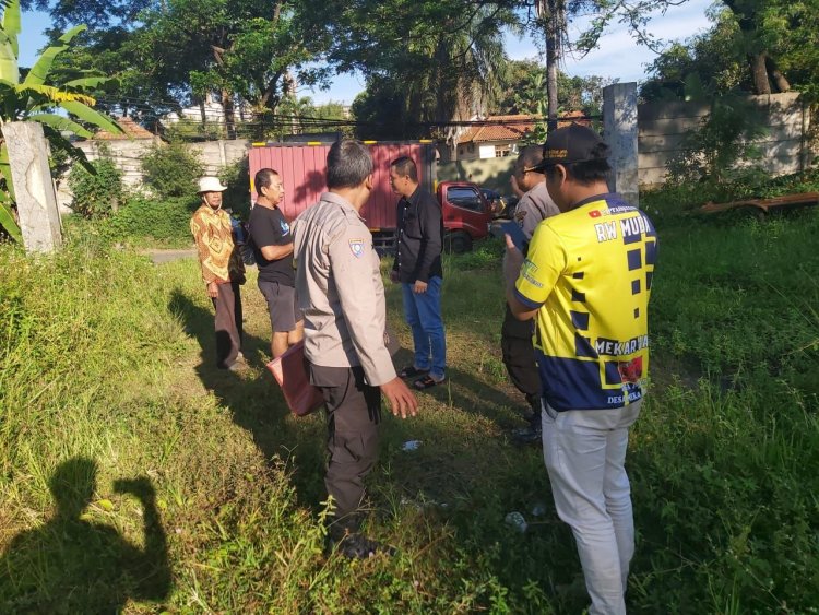 Anggota Reskrim Polsek Panongan Langsung Terjun Ke TKP Atas Laporan Warga Menemukan Bayi Baru Lahir Di semak-semak