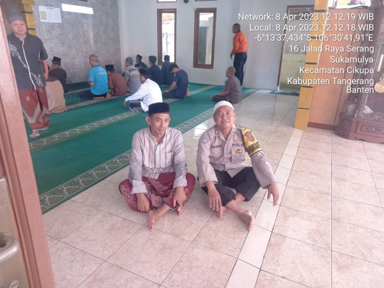 Bhabinkamtibmas Polsek Cikupa Polresta Tangerang Laksanakan Program Polda Banten Rukun Ulama Umaroh   Cikupa Kab. Tangerang - Dalam rangka menjaga keamanan dan ketertiban di masyarakat serta membangun sinergritas bersama tokoh agama, Bhabinkamtibmas Kel.SukamuLya Bripka Anwarudin melaksanakan program Kapolda Banten yaitu Rukun Ulama Umaroh dengan mengunjungi bapak Yudi, Sabtu (08/04/2023).  Dalam kesempatan tersebut Bripka Anwarudin Giat Rukun ULama Umaro Bersama warga Kp.Cikupa Rt.05 / 01 KeL.S