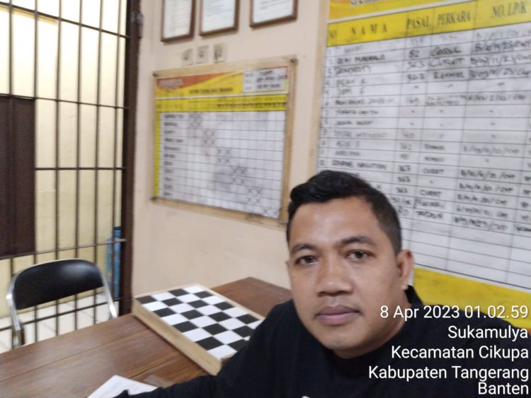 Bripka Ariyadi kontrol Tahanan di Rutan Mako Polsek Cikupa, Polresta Tangerang