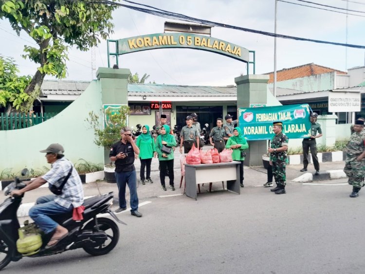 Ramadhan Berkah, Koramil 05/Balaraja Berbagi Takjil Untuk Berbuka Puasa