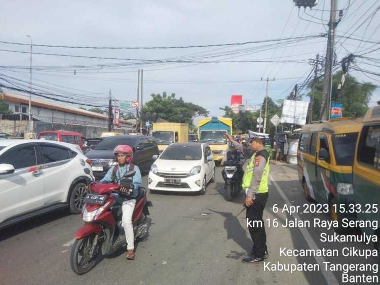 Personil Polsek Cikupa Memberikan Rasa Kenyamanan Terhadap Pengguna Jalan Dengan Pengaturan Arus Lalulintas Di Jalan Raya Serang Km 15,5 Perempatan Colombus