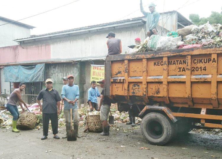 Pengangkutan Sampah Terus Di Lakukan Oleh Pengelola Pasar Tradisional Cikupa Menjelang Lebaran dioptimalkan
