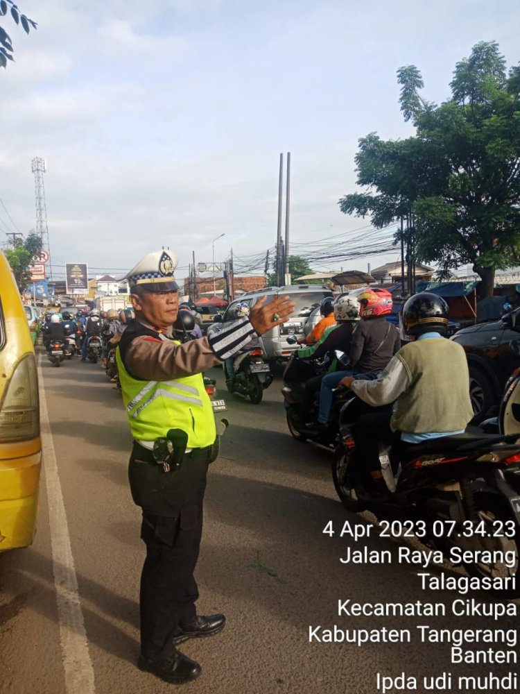 Urai kemacetan Anggota Polsek Cikupa Polresta Tangerang Melaksanakan Gatur Lalin Depan PT Chingluh