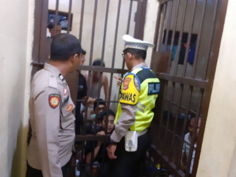 WaPawas Polresta Ipda Adi S Di Dampingi Aiptu Firdaus Lakukan Pengecekan Tahanan Mako Polsek Cikupa Polresta Tangerang Polda Banten