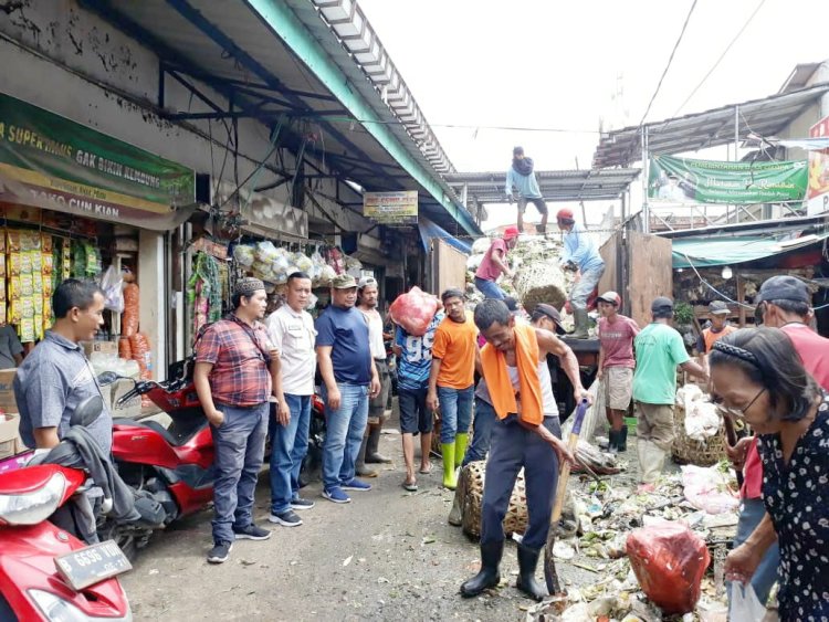 Pengelolaan Pasar Tradisional Cikupa Kerahkan 2 Truk Pengangkut Sampah Di Dalam Maupun Depan Sekitar Pasar Tradisional Cikupa, Desa Cikupa