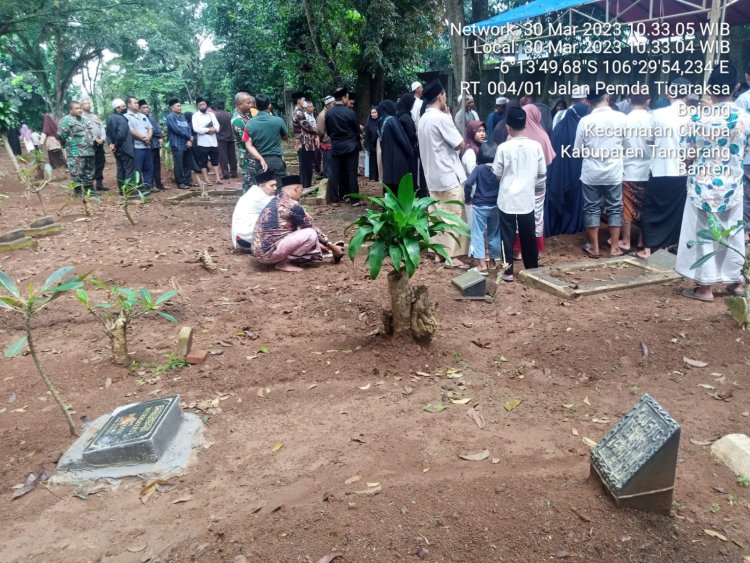 Kanit Binmas dan Bhabinkamtibmas Desa Bojong Hadiri proses Pemakaman Hj Usinah Ibunda Kades Desa Sukanegara BPK H Adung
