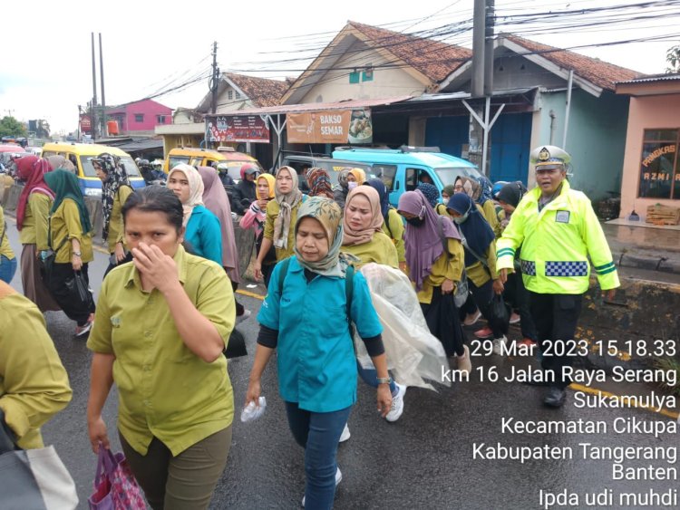 Kegiatan Protap Gatur Lalin Sore Hari Depan Pt Chingluh, Unit Lantas Polsek Cikupa Polresta Tangerang