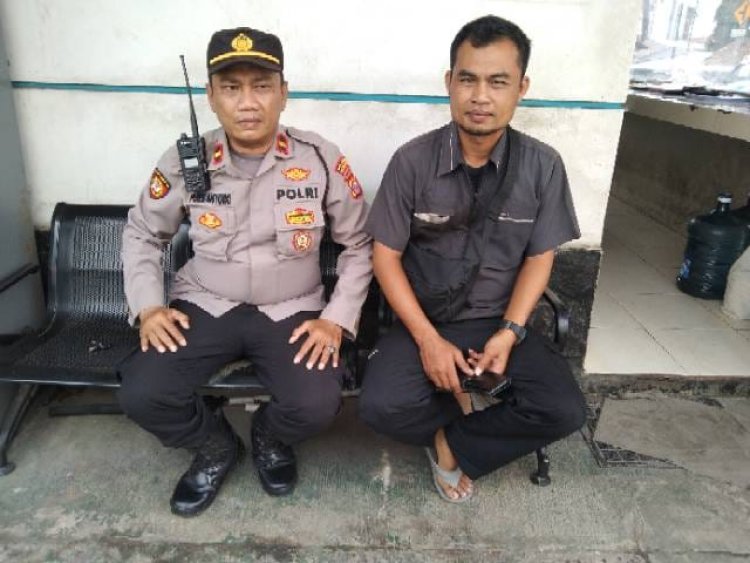 Ipda Purwantoro Kanit Sabhara Polsek Cikupa , polisi RW sambangi  Tokoh pemuda Muhasan Kel Pasir Gadung RW 05