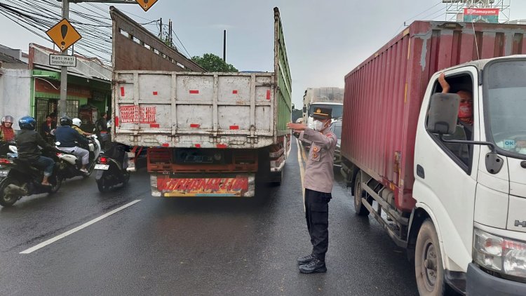 Kegiatan Protap Sore Pengaturan Lalu Lintas oleh Bhabinkamtibmas Polsek Cikupa Polresta Tangerang Polda Banten