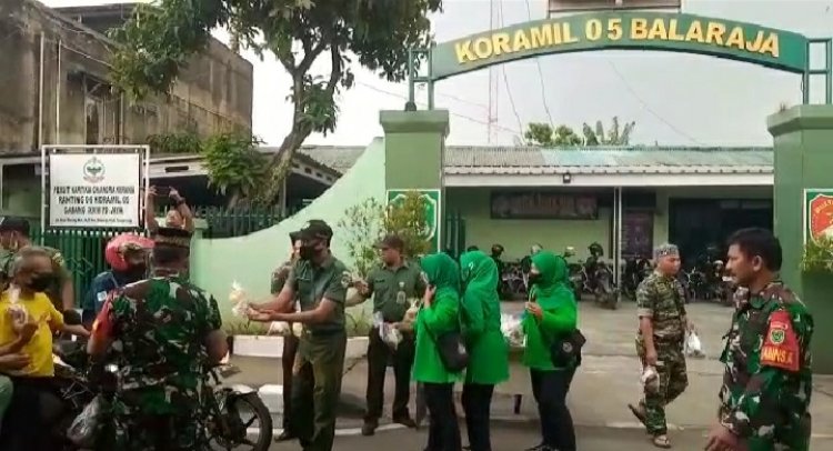 Koramil 05 Balaraja Kodim 0510 Tigaraksa Bersama Ibu Persit Berbagi Takjil Di Bulan Suci Ramadhan 1444 H