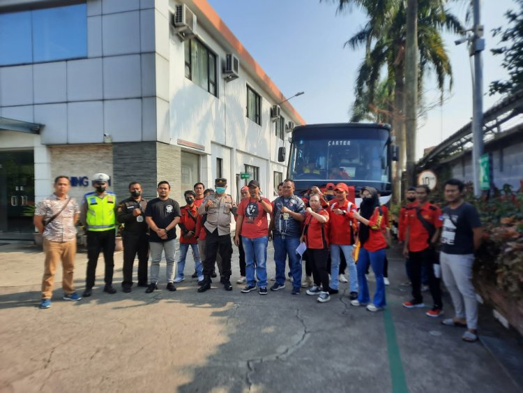 Wakapolsek Pimpin Keberangkatan Massa Serikat Buruh PUK KASBI PT. KMK GS I dan KASBI PT. CLI ke Kantor Kemenaker RI di Jakarta Selatan dalam rangka Aksi Unjuk Rasa