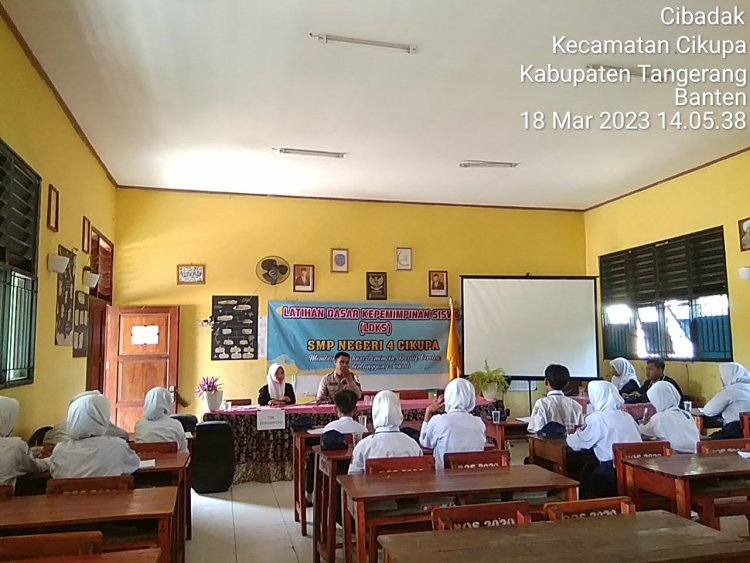 Bripka Ilyas Bhabinkamtibmas Desa Cibadak Laksanakan Kegiatan Sambang di Sekolah SMP 4 Cikupa