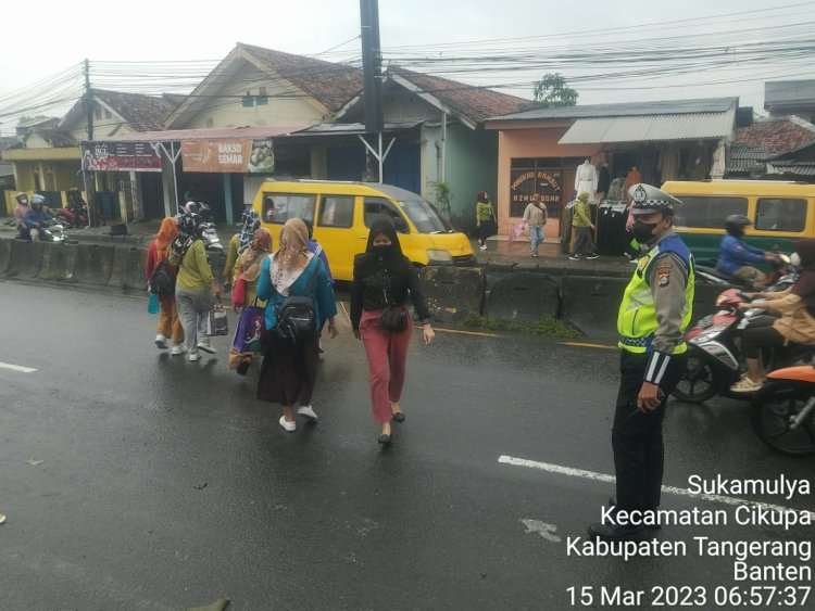 Kegiatan Protap Gatur lalin anggota Polsek Cikupa, di Depan PT CHINGLUH