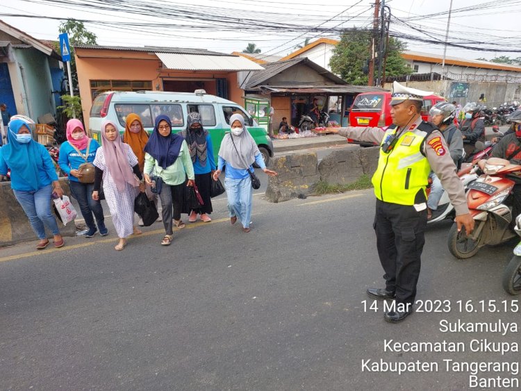 Antisipasi Kemacetan, Kanit Lantas Polsek Cikupa Ipda Udi Muhdi, Beri Pelayanan Prima, Dengan Melaksanakan Protap Gatur lalin Pada Sore Hari Dan Anggota Lantas