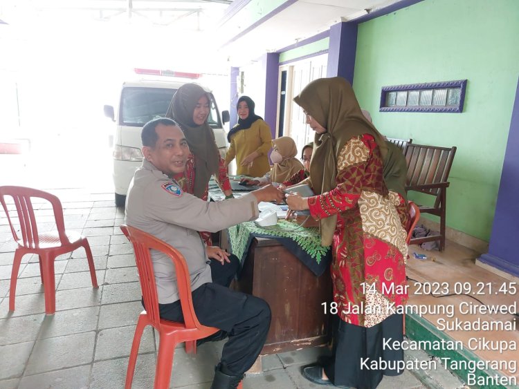 Personil Polsek Cikupa Bhabinkamtibmas Aiptu Mukhsodin Sambang Ke Ibu Dede Kader PKK Desa Sukadamai,Tetap Selalu Jalin Silaturahmi Dan Selalu Bermitra 