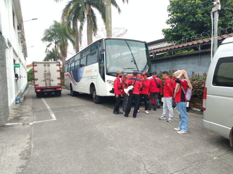 Kapolresta Tangerang Kawal Keberangkatan Massa KASBI PUK Pt. Chiluh Indonesia ke Gedung DPR RI di Jakarta dalam rangka Aksi Unjuk Rasa