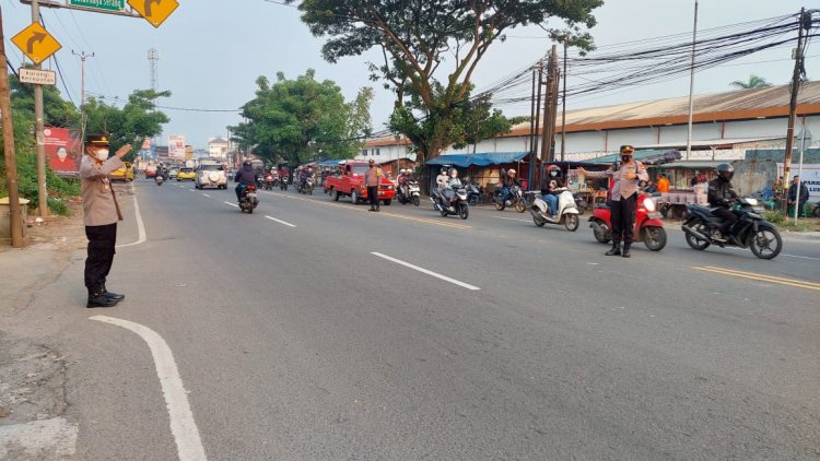 Antisipasi Kemacetan, Polsek Cikupa Polresta Tangerang Polda Banten, Lakukan Kegiatan Protap Gatur Lalu Lintas Di Jalan Raya Serang KM 15,5