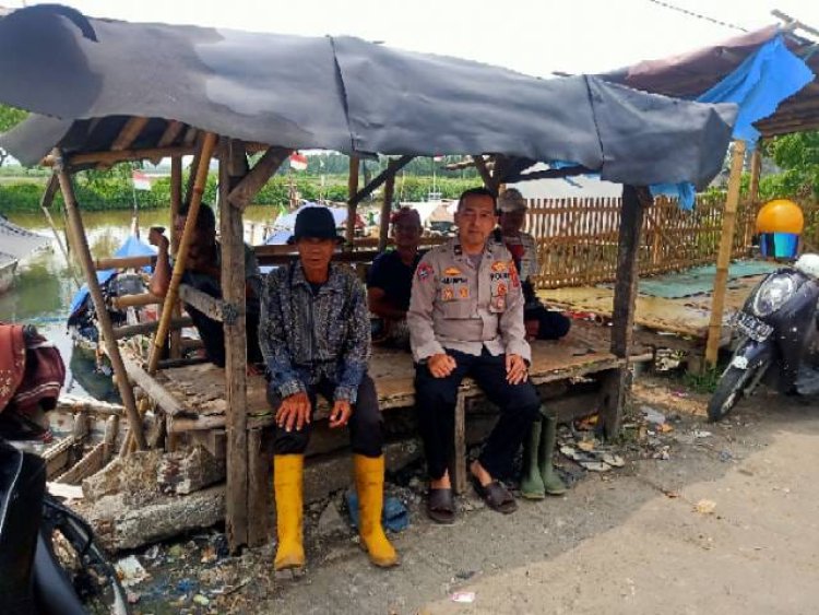 Kanit Binmas Polsek Kronjo Polresta Tangerang Sambangi Warga di Kampung Pesisir Kronjo