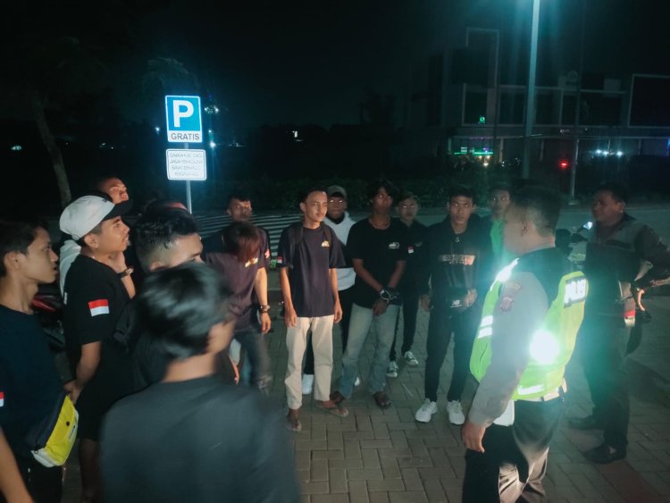 Patroli Malam Hari Dengan Memberikan Himbauan Kepada Masyarakat Yang Masih Diluar Rumah Oleh Personil Polsek Cikupa Polresta Tangerang Polda Banten.