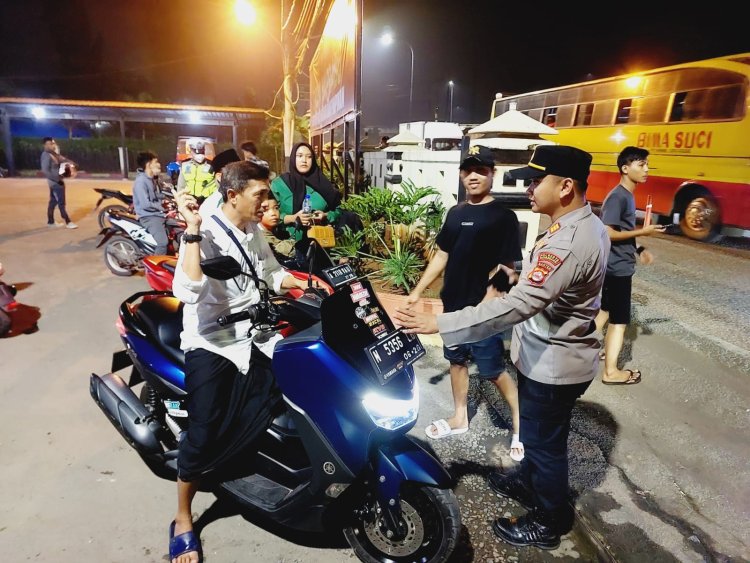 Kapolsek Cikupa Akp Imam Wahyu Pramono,S.IK Memberikan Teguran Kepada Pengendara Motor Yang Tidak Memakai Helm